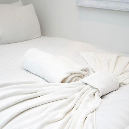 Cozy Single Level Flat With Parking Lejlighed Enfield Eksteriør billede