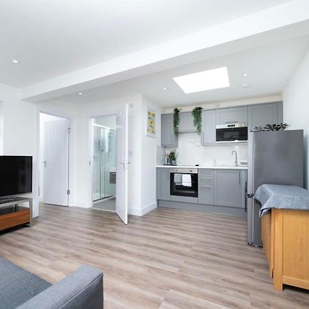 Cozy Single Level Flat With Parking Lejlighed Enfield Eksteriør billede