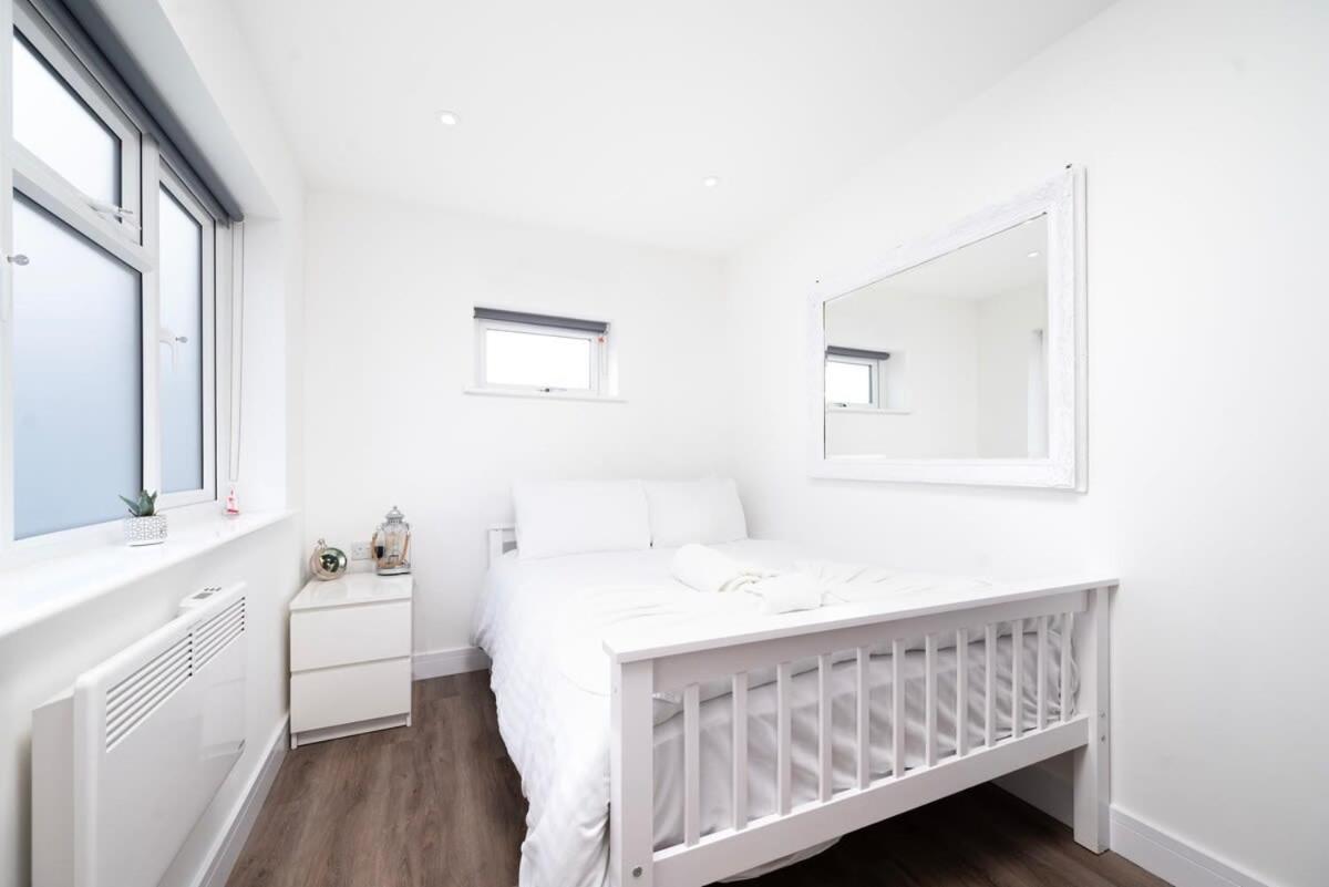 Cozy Single Level Flat With Parking Lejlighed Enfield Eksteriør billede