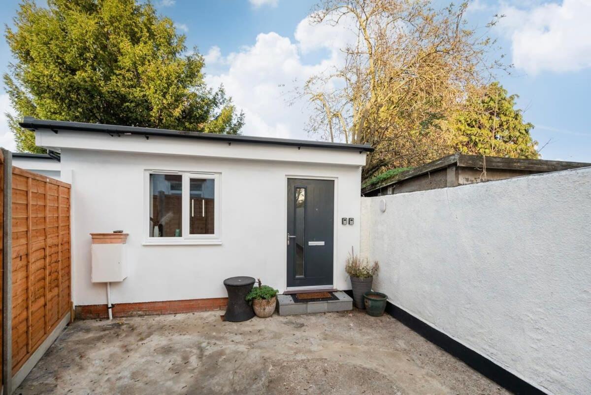 Cozy Single Level Flat With Parking Lejlighed Enfield Eksteriør billede
