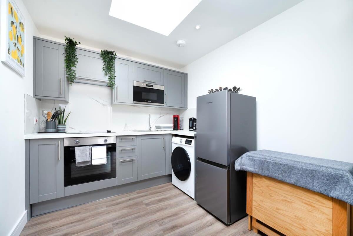 Cozy Single Level Flat With Parking Lejlighed Enfield Eksteriør billede