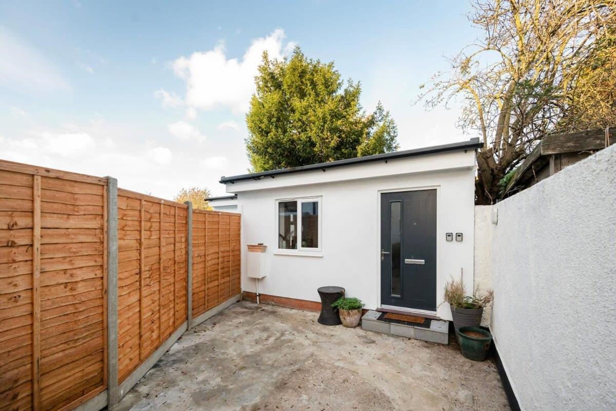 Cozy Single Level Flat With Parking Lejlighed Enfield Eksteriør billede