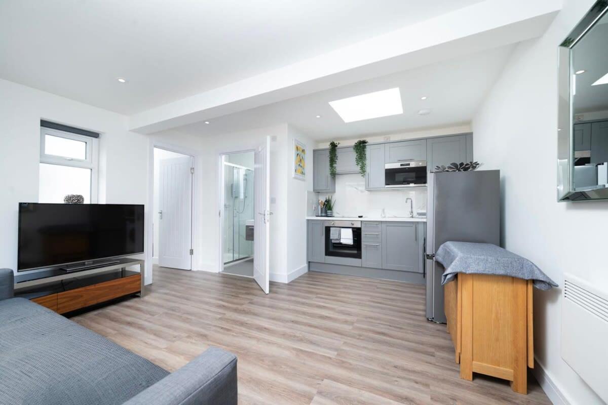 Cozy Single Level Flat With Parking Lejlighed Enfield Eksteriør billede