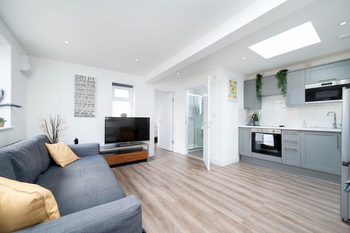 Cozy Single Level Flat With Parking Lejlighed Enfield Eksteriør billede