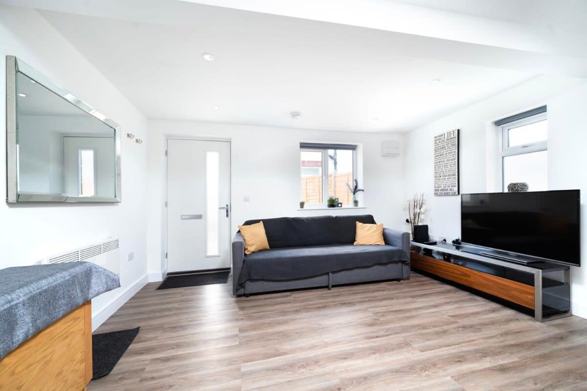 Cozy Single Level Flat With Parking Lejlighed Enfield Eksteriør billede