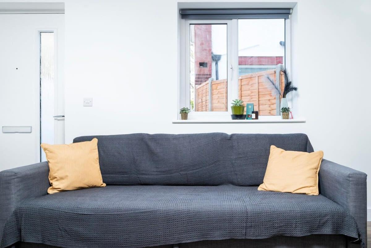 Cozy Single Level Flat With Parking Lejlighed Enfield Eksteriør billede